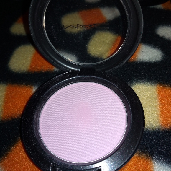 M.A.C Unconventional Powder Blush NWT - Picture 2 of 3